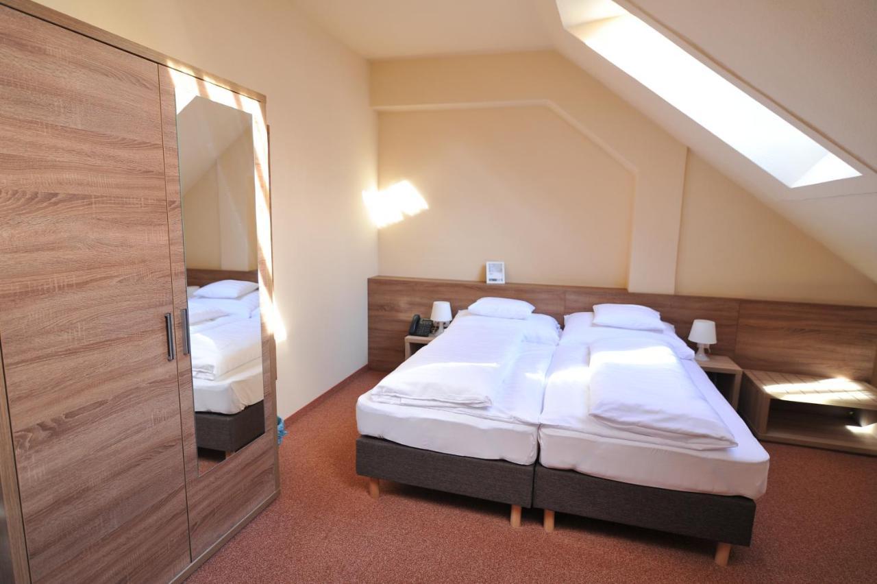 Centrooms Eger Buitenkant foto