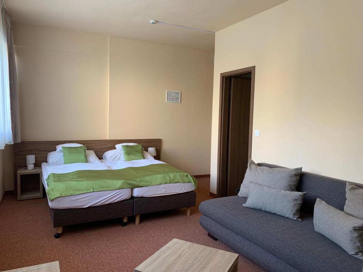 Centrooms Eger Buitenkant foto