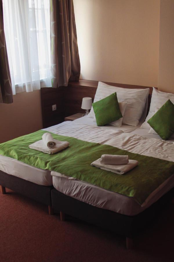 Centrooms Eger Buitenkant foto
