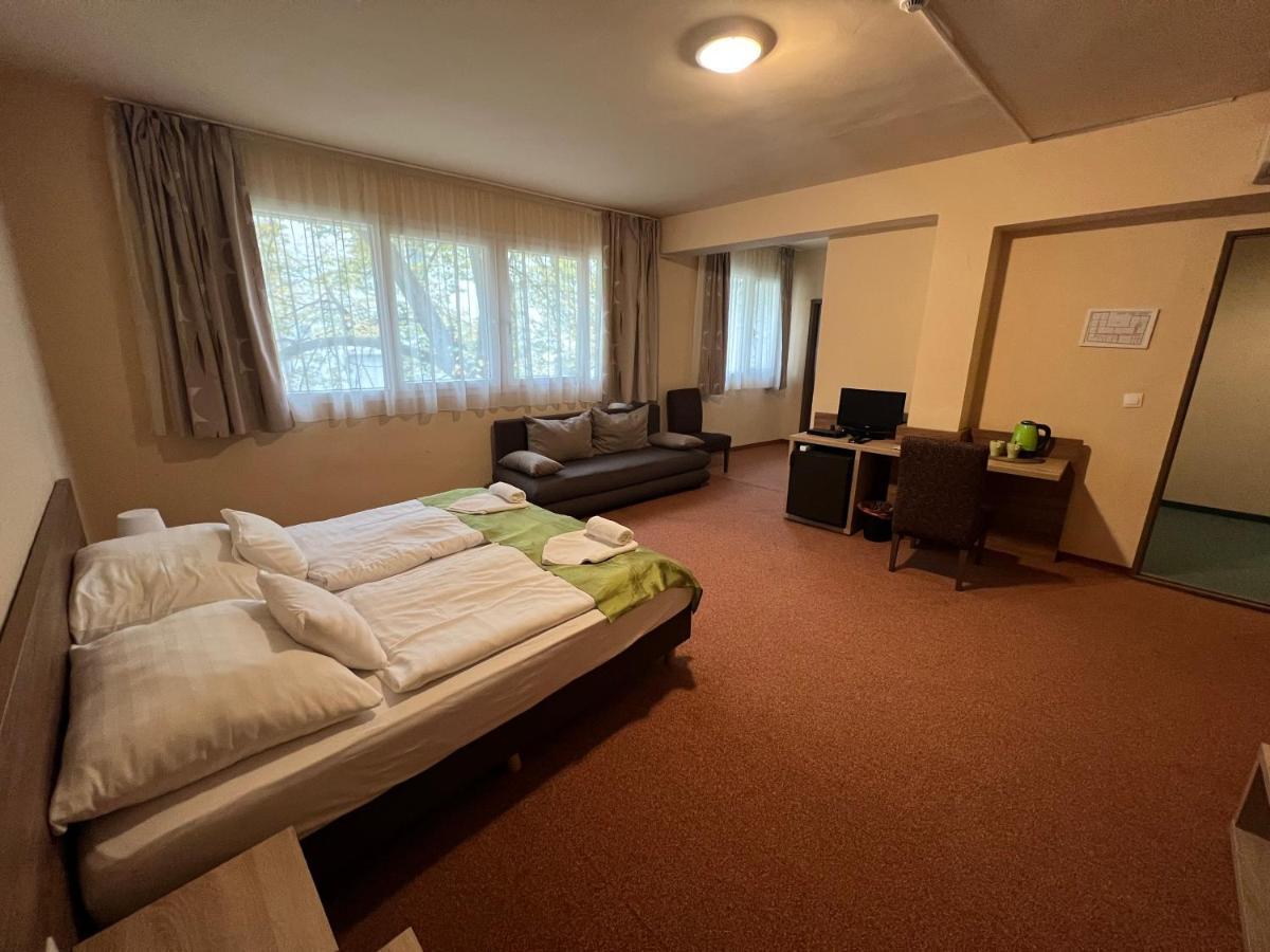 Centrooms Eger Buitenkant foto