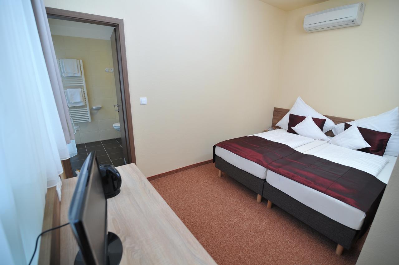 Centrooms Eger Buitenkant foto