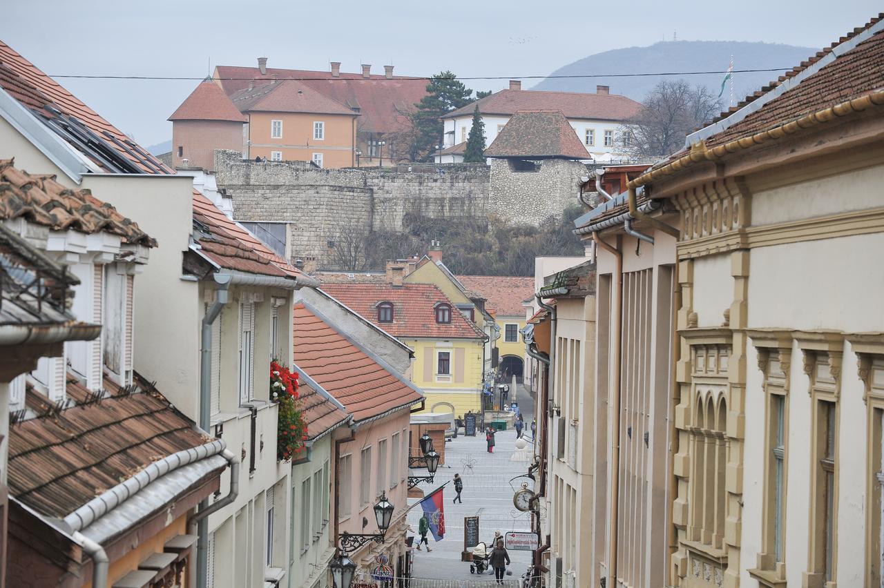 Centrooms Eger Buitenkant foto
