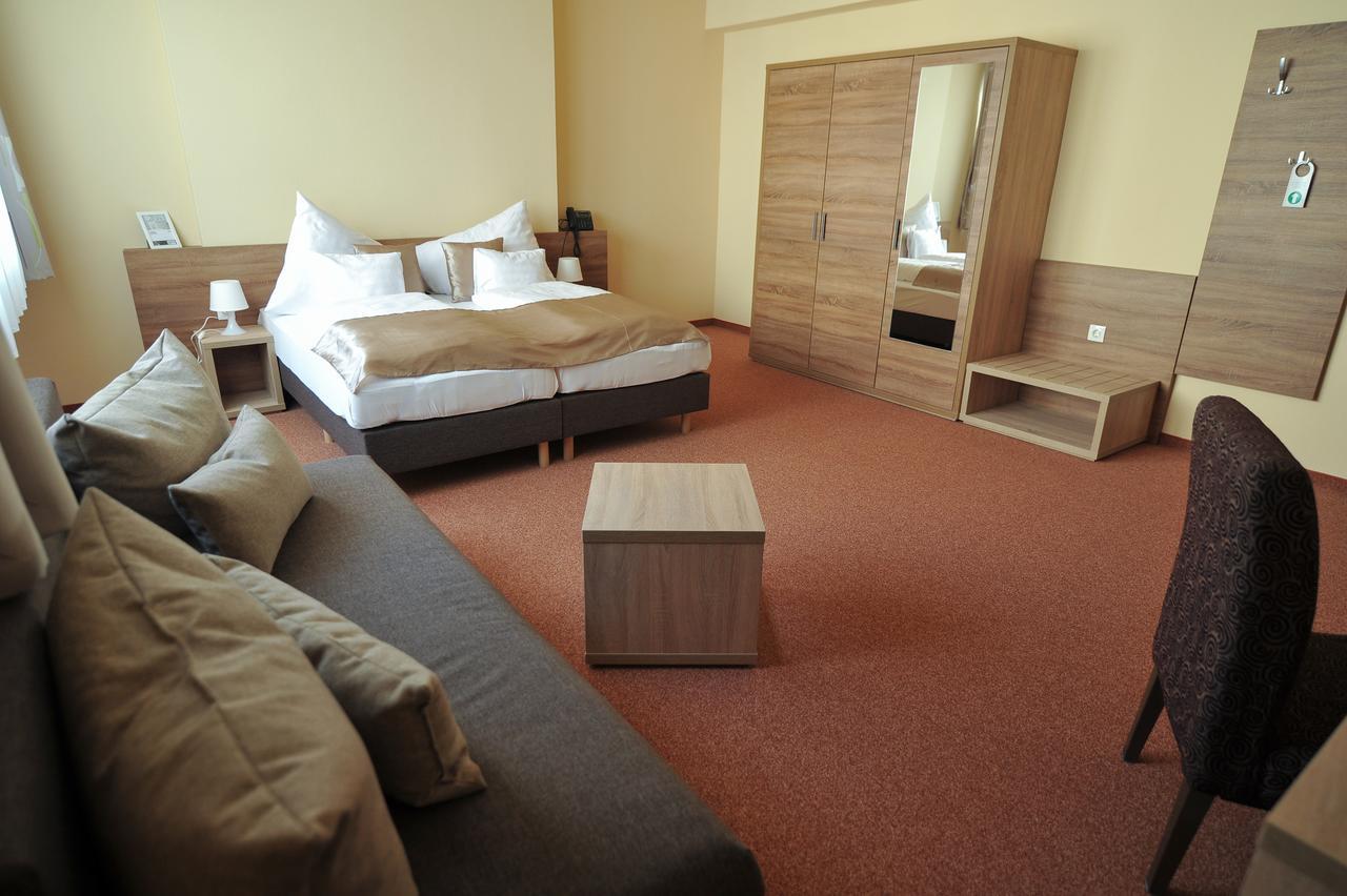 Centrooms Eger Buitenkant foto